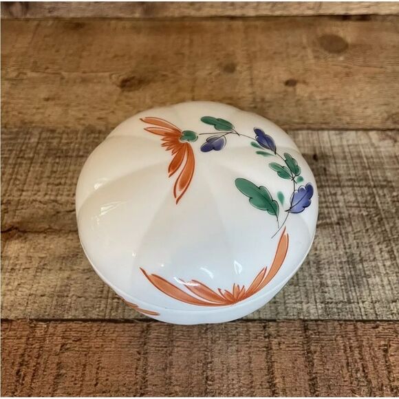 Vtg Japanese Hand painted Porcelain Trinket Box Kakiemon Bowl & Lid Melon Shape - Picture 2 of 8
